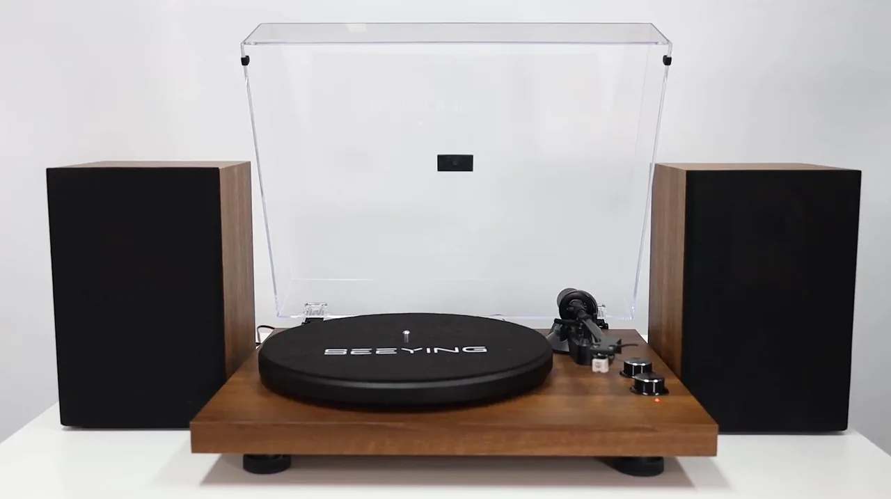 SeeYing SY101 walnut turntable with its two wooden bookshelf speakers on a white table